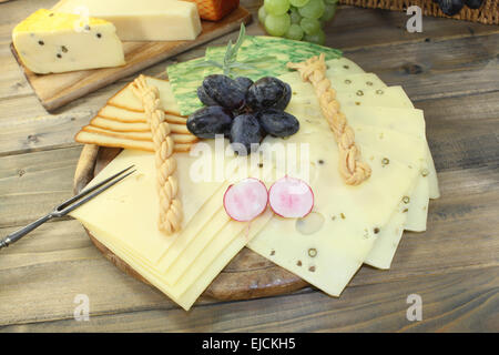 Käse mit Trauben Stockfoto