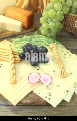 Käse mit Trauben und radisches Stockfoto