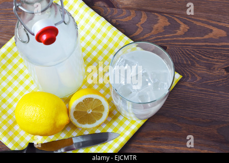 Still-Leben Foto von altmodisch oder traditionelle hausgemachte saure Limonade aus einem alten Stil-Glasflasche. Stockfoto