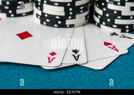 Gestapelte Pokerchips mit Ass-Karte Stockfoto