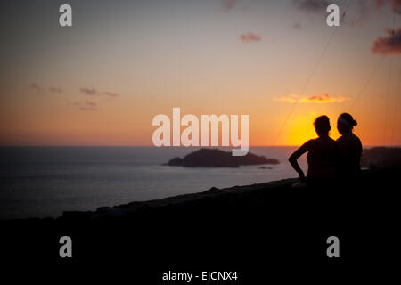 Acapulco, Mexiko. 23. März 2015. Frauen reden während des Sonnenuntergangs in der Hafen-Bucht von Acapulco in Acapulco, Mexiko, am 23. März 2015. © Pedro Mera/Xinhua/Alamy Live-Nachrichten Stockfoto