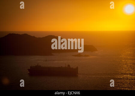 Acapulco, Mexiko. 23. März 2015. Ein Schiff fährt während des Sonnenuntergangs in der Hafen-Bucht von Acapulco in Acapulco, Mexiko, am 23. März 2015. © Pedro Mera/Xinhua/Alamy Live-Nachrichten Stockfoto