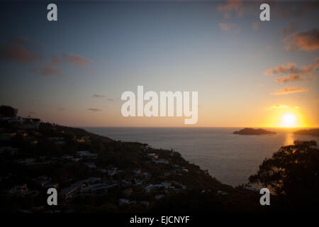 Acapulco, Mexiko. 23. März 2015. Den Sonnenuntergang in der Hafen-Bucht von Acapulco in Acapulco, Mexiko, am 23. März 2015. © Pedro Mera/Xinhua/Alamy Live-Nachrichten Stockfoto