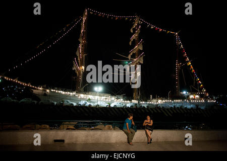 Acapulco, Mexiko. 23. März 2015. Frauen reden vor dem Schiff "Cuauhtemoc" in Acapulco, Mexiko, am 23. März 2015. © Pedro Mera/Xinhua/Alamy Live-Nachrichten Stockfoto