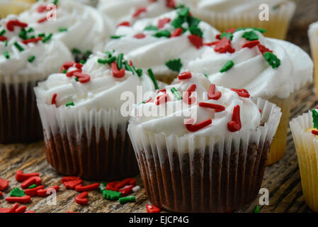 Weihnachten Schokolade und Vanille Cupcakes Stockfoto