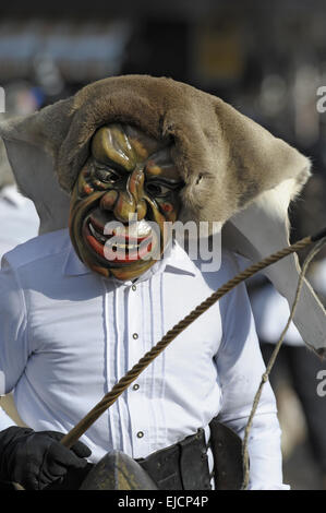 historische Holzmaske am Karnevalsumzug Stockfoto