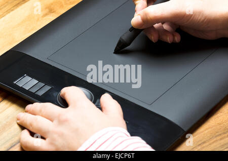 Hände mit Grafiktablett Stockfoto