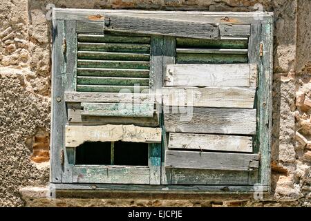 Fenster in einem alten Haus mit Brettern vernagelt Stockfoto