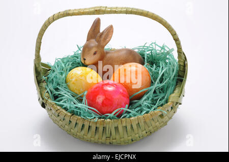 farbige Ostereier mit Kaninchen im nest Stockfoto