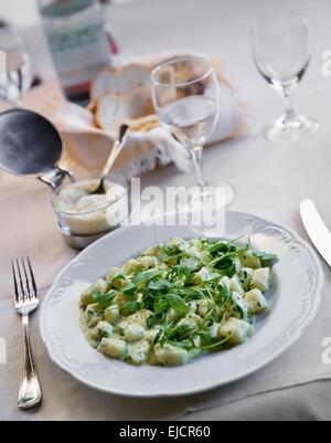 Gnocchi mit Käse-sauce Stockfoto