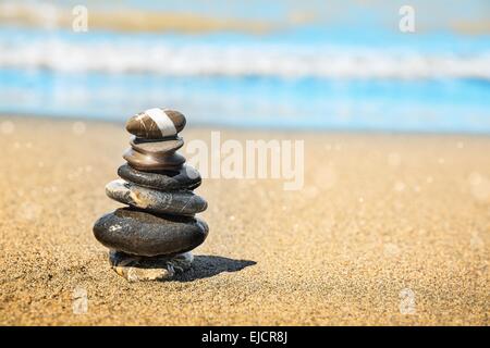 Steinen Pyramide auf Sand als Symbol für zen Stockfoto