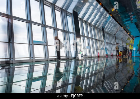 transparenten Aussichtsplattform in einem Hochhaus Stockfoto