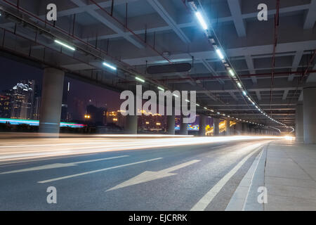 Lichtspuren in der Guangzhou-Turm Stockfoto