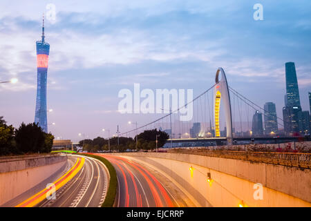 moderne Guangzhou bei Einbruch der Dunkelheit Stockfoto