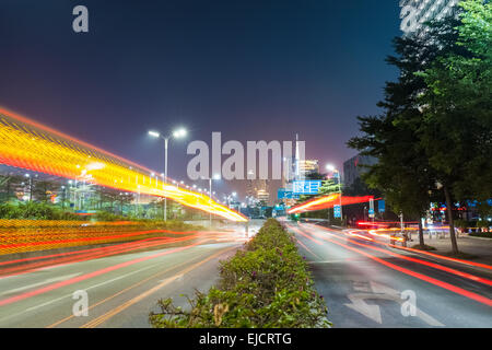 dramatische Lichtspuren auf der Stadt-Straße Stockfoto