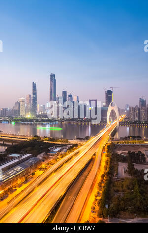 Guangzhou Liede Brücke bei Einbruch der Dunkelheit Stockfoto