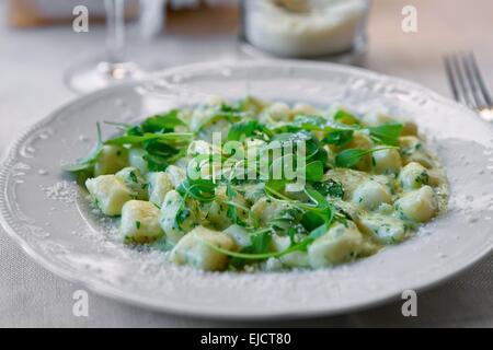Gnocchi mit Käse-sauce Stockfoto
