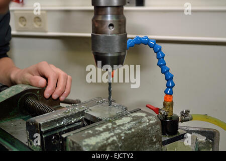 Metallbearbeitung mit Bohrmaschine Stockfoto