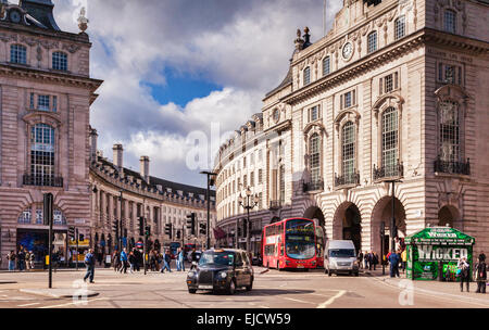 Ein Taxi und ein London-Bus am Eingang zum Regent Street, London, England, UK. Stockfoto