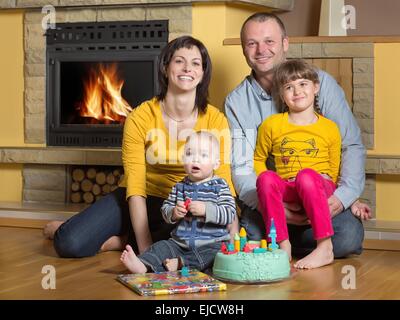 Einjährigen Sohn mit Schwesterchen Stockfoto