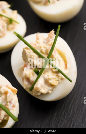 gefüllten Eiern mit Lachs Stockfoto