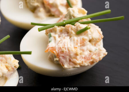 gefüllten Eiern mit Lachs Stockfoto