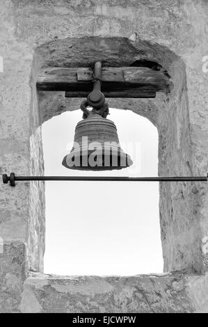 Glocke schwarz und weiß in der Fensternische Stockfoto