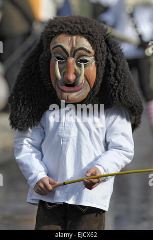 historische Holzmaske am Karnevalsumzug Stockfoto