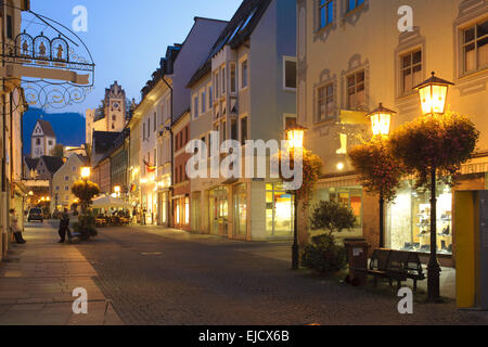 Altstadt der deutschen Stadt Füssen in der Nacht Stockfoto