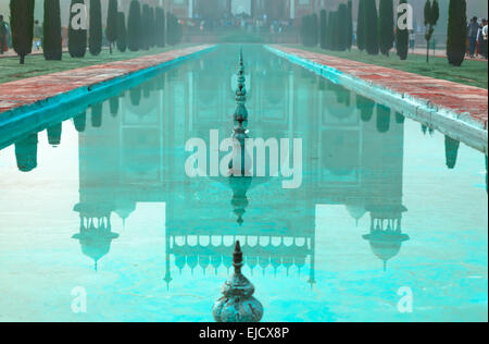 Reflexion des großen Tores (Darwaza-i Rauza) im Wasser Stockfoto