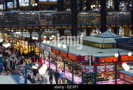 Shopper drängen sich die Markthalle in Budapest Stockfoto