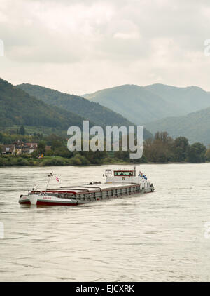 Fracht-Schiff auf der Donau in Österreich Stockfoto