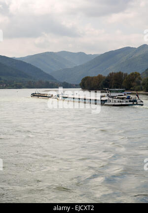 Fracht-Schiff auf der Donau in Österreich Stockfoto