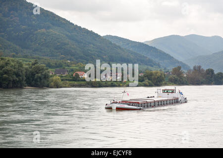 Fracht-Schiff auf der Donau in Österreich Stockfoto