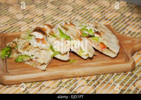 frisch zubereitete Pizza Calzone. Stücke Stockfoto