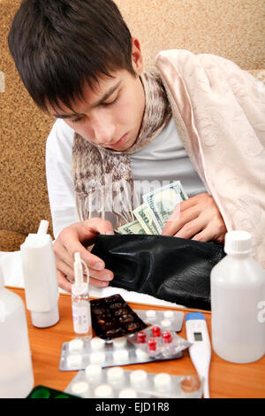 Kranker Teenager prüft die Brieftasche Stockfoto