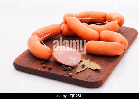 Würstchen mit Schnitt auf eine Beschneidung Boards Stockfoto