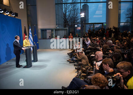 23. März 2015 - Berlin, Deutschland - Bundeskanzlerin Angela Merkel, rechts, und der Premierminister von Griechenland Alexis Tsipras kurze Medien während eines bilateralen Treffens am Kanzleramt in Berlin. (Kredit-Bild: © Aristidis Vafeiadakis/ZUMA Draht) Stockfoto