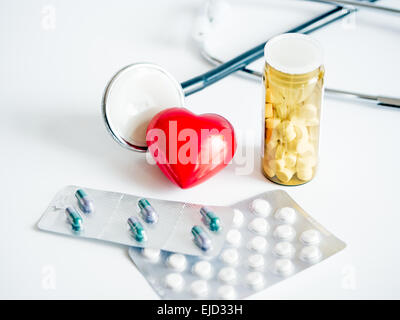 Herz mit Stethoskop und Tabletten Packungen Stockfoto