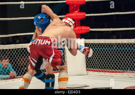 ORENBURG, Region ORENBURG, Russland - 21. Februar 2015: entsprechen zwei MMA-Kämpfer auf den open Cup von Orenburg Region mixed martial Ma Stockfoto