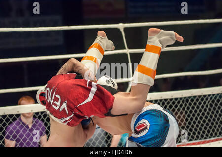 ORENBURG, Region ORENBURG, Russland - 21. Februar 2015: entsprechen zwei MMA-Kämpfer auf den open Cup von Orenburg Region mixed martial Ma Stockfoto