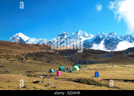 Hohe Berge mit Schnee bedeckt. Stockfoto