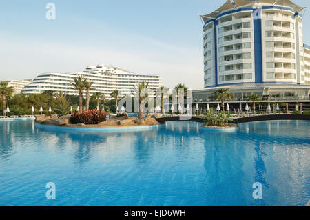 Großer Swimming Pool und Gelände der Anatolian high-Class-Hotel. Stockfoto