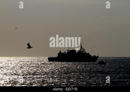 Kanadische Kriegsschiff HMCS Toronto betritt den Schwarzes Meer Stadt Varna Hafen, östlich von der bulgarischen Hauptstadt Sofia, Freitag, Sept. 19, 2014. Kanadische HMCS Toronto und spanischen Kriegsschiff ESPS Almirante Juan de Borbon sind bei einem dreitägigen Besuch in Bulgarien während der NATO Stockfoto