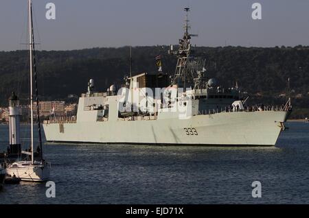 Kanadische Kriegsschiff HMCS Toronto betritt den Schwarzes Meer Stadt Varna Hafen, östlich von der bulgarischen Hauptstadt Sofia, Freitag, Sept. 19, 2014. Kanadische HMCS Toronto und spanischen Kriegsschiff ESPS Almirante Juan de Borbon sind bei einem dreitägigen Besuch in Bulgarien während der NATO Stockfoto