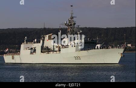 Kanadische Kriegsschiff HMCS Toronto betritt den Schwarzes Meer Stadt Varna Hafen, östlich von der bulgarischen Hauptstadt Sofia, Freitag, Sept. 19, 2014. Kanadische HMCS Toronto und spanischen Kriegsschiff ESPS Almirante Juan de Borbon sind bei einem dreitägigen Besuch in Bulgarien während der NATO Stockfoto