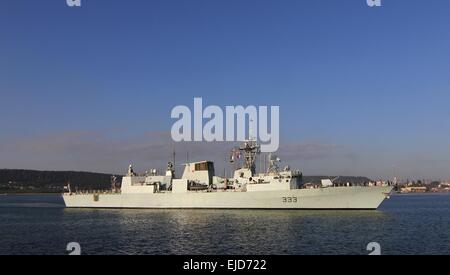 Kanadische Kriegsschiff HMCS Toronto betritt den Schwarzes Meer Stadt Varna Hafen, östlich von der bulgarischen Hauptstadt Sofia, Freitag, Sept. 19, 2014. Kanadische HMCS Toronto und spanischen Kriegsschiff ESPS Almirante Juan de Borbon sind bei einem dreitägigen Besuch in Bulgarien während der NATO Stockfoto