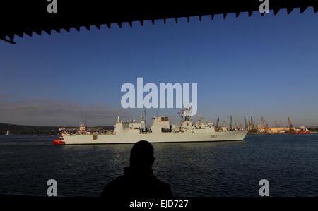 Kanadische Kriegsschiff HMCS Toronto betritt den Schwarzes Meer Stadt Varna Hafen, östlich von der bulgarischen Hauptstadt Sofia, Freitag, Sept. 19, 2014. Kanadische HMCS Toronto und spanischen Kriegsschiff ESPS Almirante Juan de Borbon sind bei einem dreitägigen Besuch in Bulgarien während der NATO Stockfoto