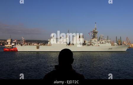 Kanadische Kriegsschiff HMCS Toronto betritt den Schwarzes Meer Stadt Varna Hafen, östlich von der bulgarischen Hauptstadt Sofia, Freitag, Sept. 19, 2014. Kanadische HMCS Toronto und spanischen Kriegsschiff ESPS Almirante Juan de Borbon sind bei einem dreitägigen Besuch in Bulgarien während der NATO Stockfoto