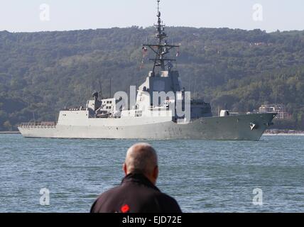 Spanische Kriegsschiff ESPS Almirante Juan de Borbon betritt den Schwarzes Meer Stadt Varna Hafen, östlich von der bulgarischen Hauptstadt Sofia, Freitag, Sept. 19, 2014. Kanadische HMCS Toronto und spanischen Kriegsschiff ESPS Almirante Juan de Borbon sind bei einem dreitägigen Besuch in Bulga Stockfoto